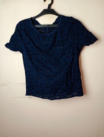 Burberry Marineblaues Ösen-Spitzen-Top mit kurzen Ärmeln