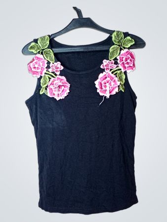 Schwarzes Tanktop mit pinken floralen Applikationen