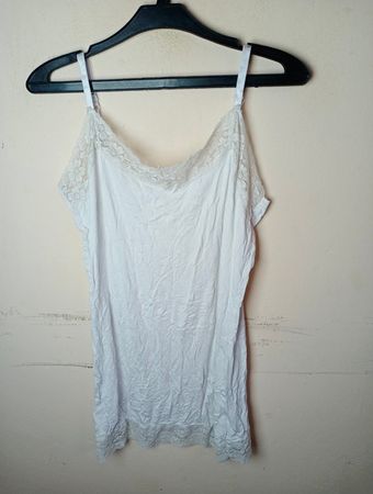 Weiße Spaghettiträger-Bluse mit Spitze