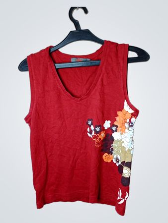 Rotes ärmelloses Oberteil mit floralem Druck