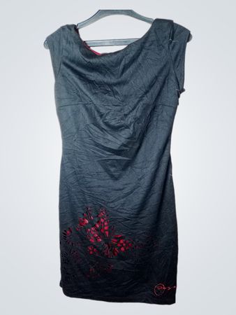 Schwarzes Kleid mit roter Fütterung und floralem Applikation