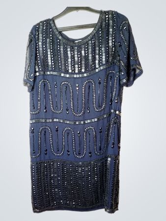 Blaues Perlenkleid
