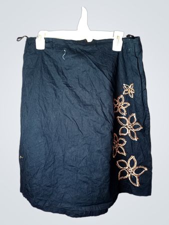 mk One Schwarzer Rock mit floralem Schmuck