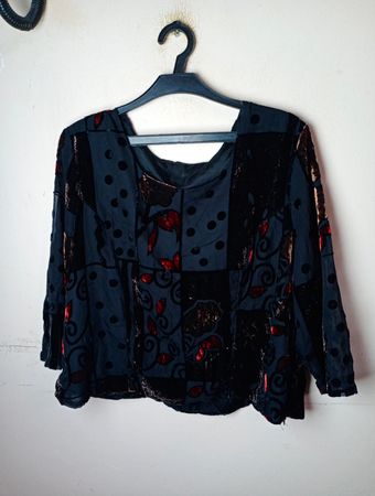 Schwarz und rot gemusterte Bluse
