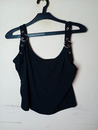 Schwarzes geripptes Tanktop mit Ringdetails