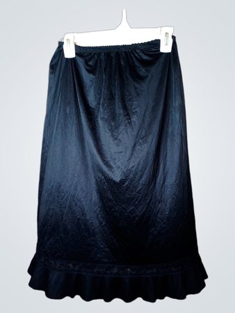 Schwarzer Schlupfrock mit Spitze
