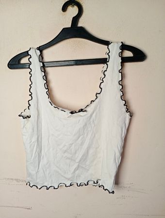 Weißes Tanktop mit schwarzem Salatabschluss