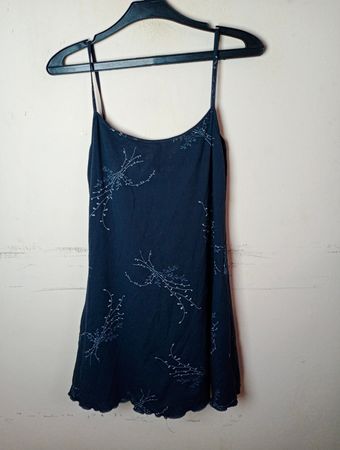 Marinefarbendes Slipkleid mit Blumenmuster
