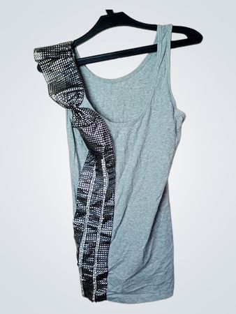 Graues Tanktop mit verziertem Seitendetail