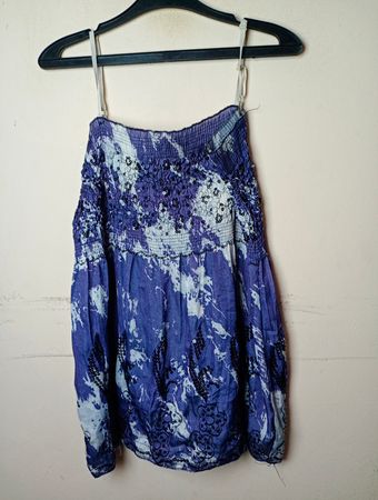 Blau-weißes Batik-Spaghetti-Trägertop mit Pailletten