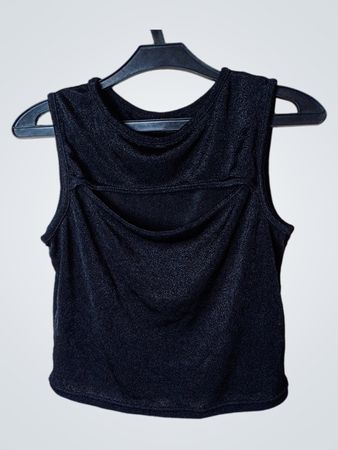 Schwarzes ärmelloses Crop-Top mit Ausschnittdetail