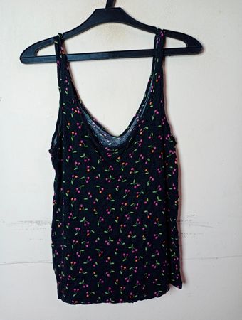 Geteiltes schwarzes Kirschdruck-Cami-Top