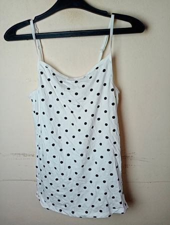Weißes Tanktop mit schwarzen Punkten