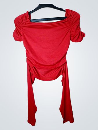 Rotes gerafftes Oberteil mit Knüpfdetail