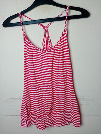 Rot und weiß gestreifes Tanktop