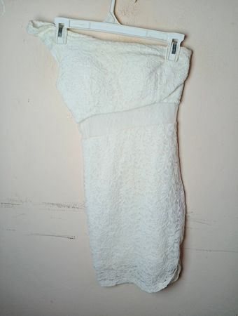 Elegantes, einseitiges Spitzenkleid in Weiß