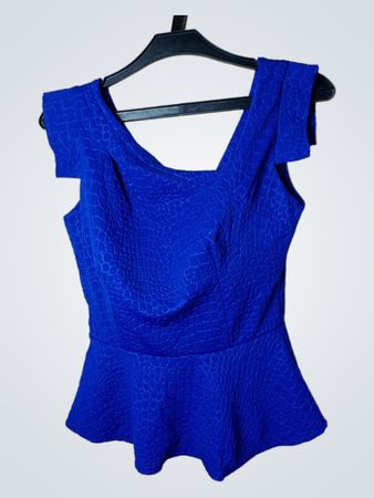 Blaues Peplum-Top mit strukturiertem Muster