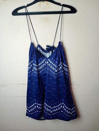 Blau gemustertes Kleid mit Fransen