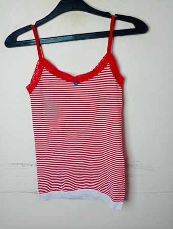 Rotes und weiß gestreiftes Camisole mit Spitzenrand und blauer Knopf