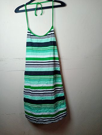 Geteiltes grünes und weiß gestreiftes Neckholder-Kleid