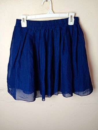 Blauer plissierter Rock
