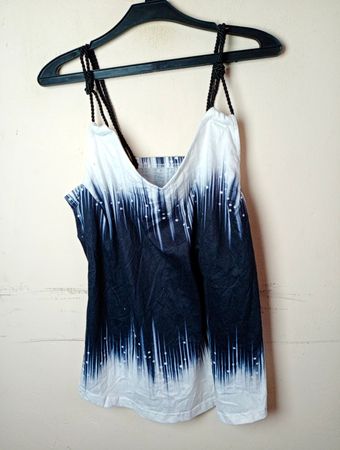 Weißes und blaues Batik-Top mit Spaghettiträgern