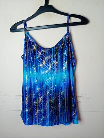 Blaues Spaghetti-Träger-Top mit abstraktem Muster
