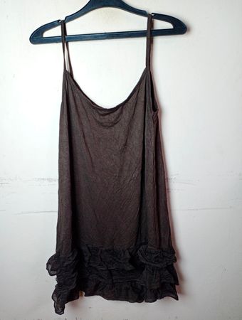 Braunes Slipkleid mit Rüschen