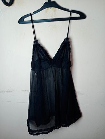 Schwarzes transparentes Negligé mit Spitzenbesatz