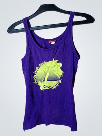 Geteiltes lila Tanktop mit Grafik des Nordpazifischen Ozeans