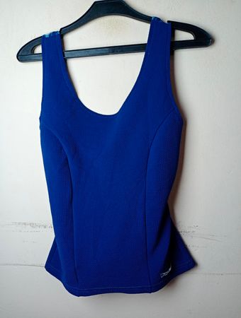 Blaues Tanktop mit kariertem Rückendetail