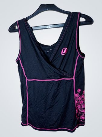 Schwarzes Tanktop mit pinkem Saum und floralem Detail