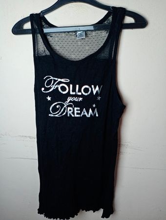 Schwarzes "Follow Your Dream" Tanktop mit Spitze.