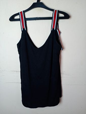 Schwarzes Tanktop mit rot-weißen gestreiften Trägern