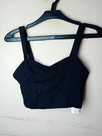 Schwarzes Cropped Top mit Reißverschluss und Cut-out-Details