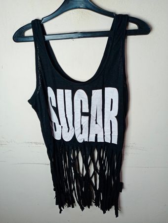 Schwarzes, fransenbesetztes Tanktop mit "SUGAR"-Grafik