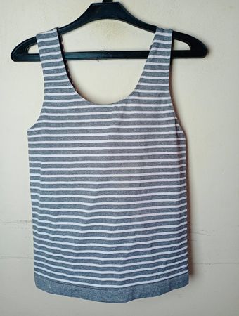 Graues und weiß gestreiftes Tanktop