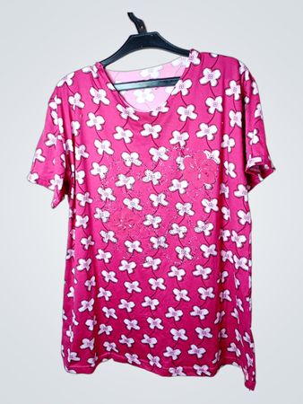 Rosa T-Shirt mit weißem Blumenmuster