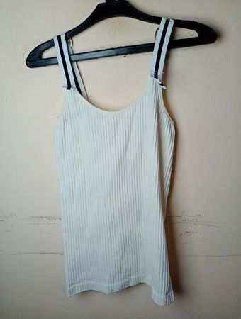 Weißes geripptes Tanktop mit schwarz-weißen Trägern