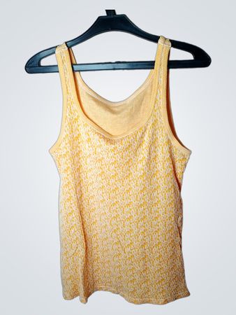 Orangenfarbenes und weiß gemustertes Tanktop