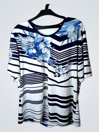 Weißes und blau gestreiftes T-Shirt mit floralem Print