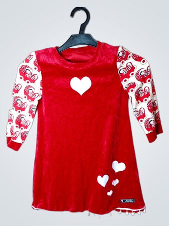 Rotes Samtkleid mit Herzapplikationen und gemusterten Ärmeln