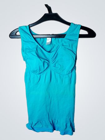 Blaues Tanktop mit Rüsche