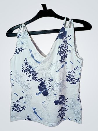 Weißes Tanktop mit blauem Blumenmuster