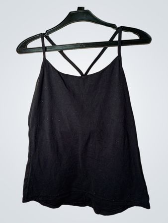 Schwarzes Tanktop mit überkreuzten Trägern
