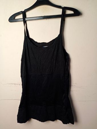 Relativity Intimates Schwarzes Top