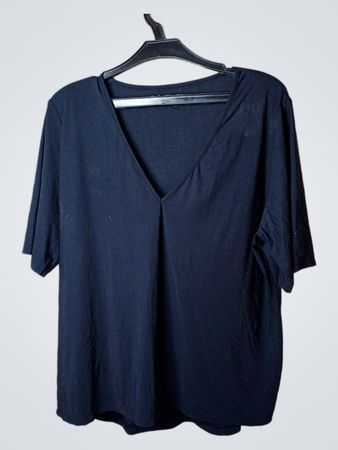 Schwarzes V-Ausschnitt-T-Shirt
