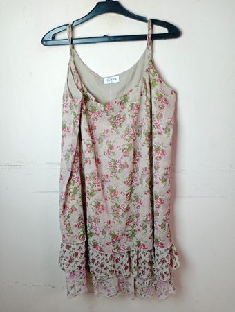 Gina Camisolekleid mit floralem Druck und Rüschen
