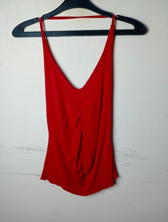 Rotes Halterneck-Top