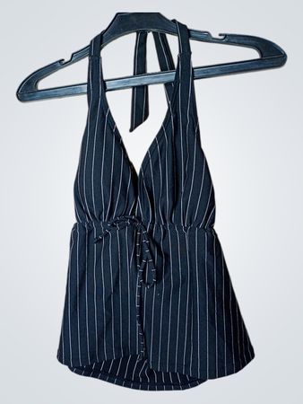 Schwarz-weißes Nadelstreifen-Haltertop